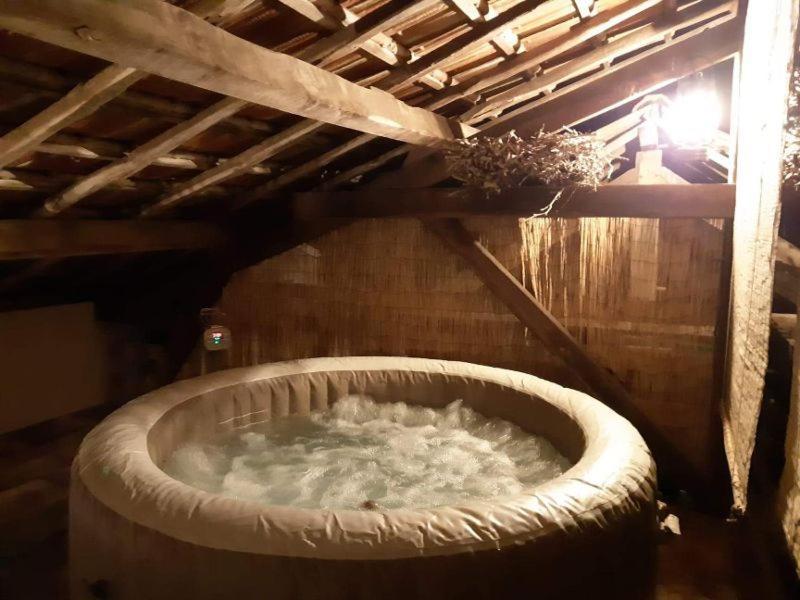 Gite, Jacuzzi & Vin Au Grenier De Madiran Екстериор снимка